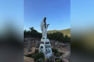 Sfregio a Medjugorje: altare incendiato e statua della Vergine imbrattata