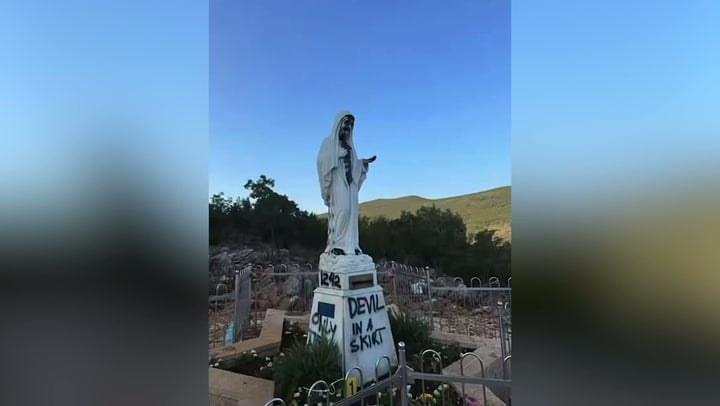 Sfregio a Medjugorje: altare incendiato e statua della Vergine imbrattata