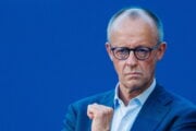 Merz dà dei lavativi ai tedeschi e alza l’età pensionabile