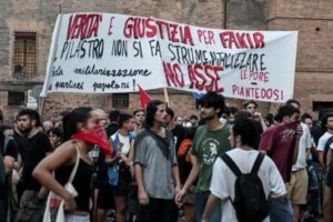 La sinistra di lotta riconvoca la piazza dopo il sacco di Bologna: «Resistere»