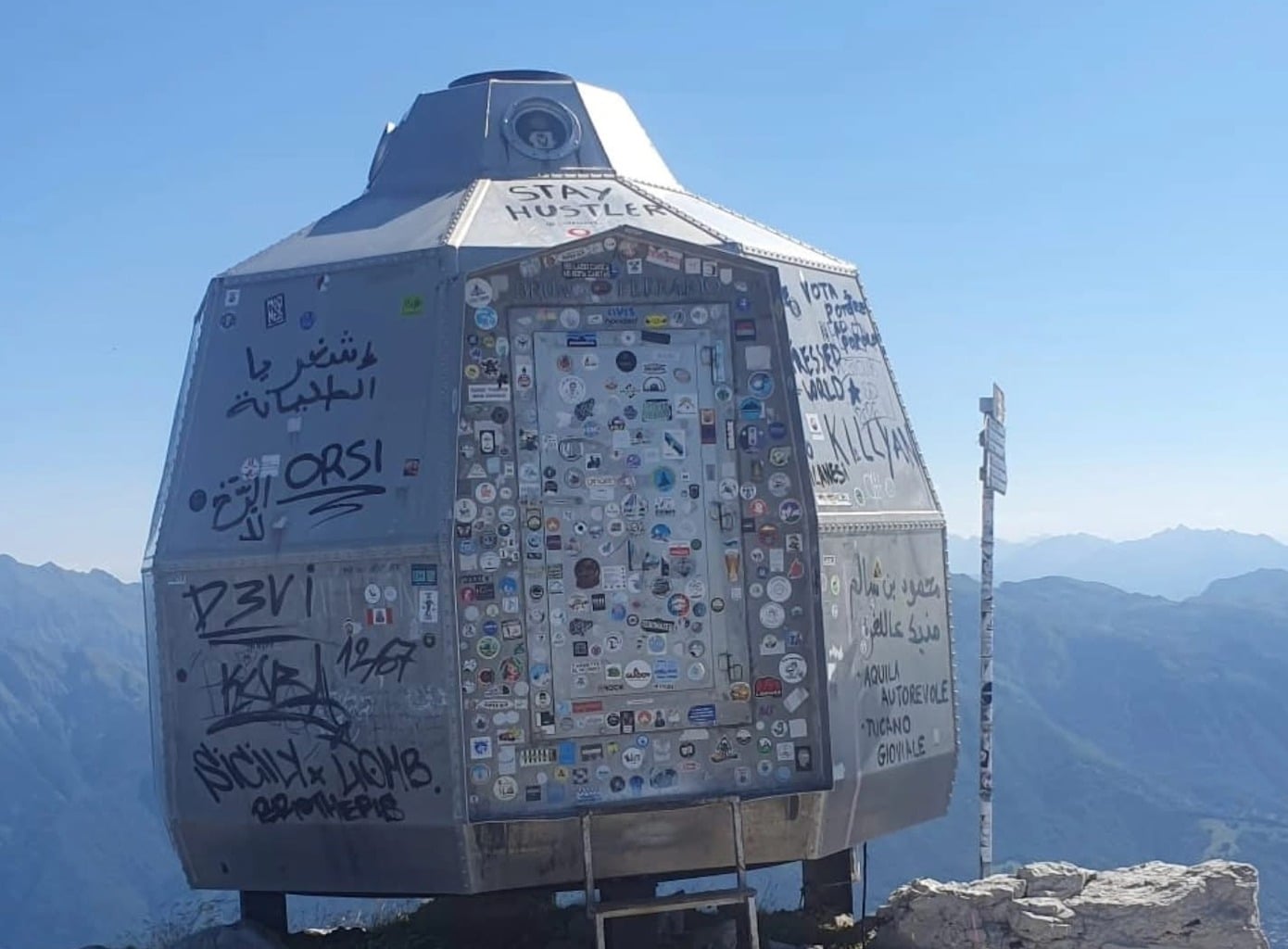 ultima vetta dei maranza salgono sui monti per vandalizzare i rifugi da Laverita.info ultima vetta dei maranza salgono sui monti per vandalizzare i rifugi