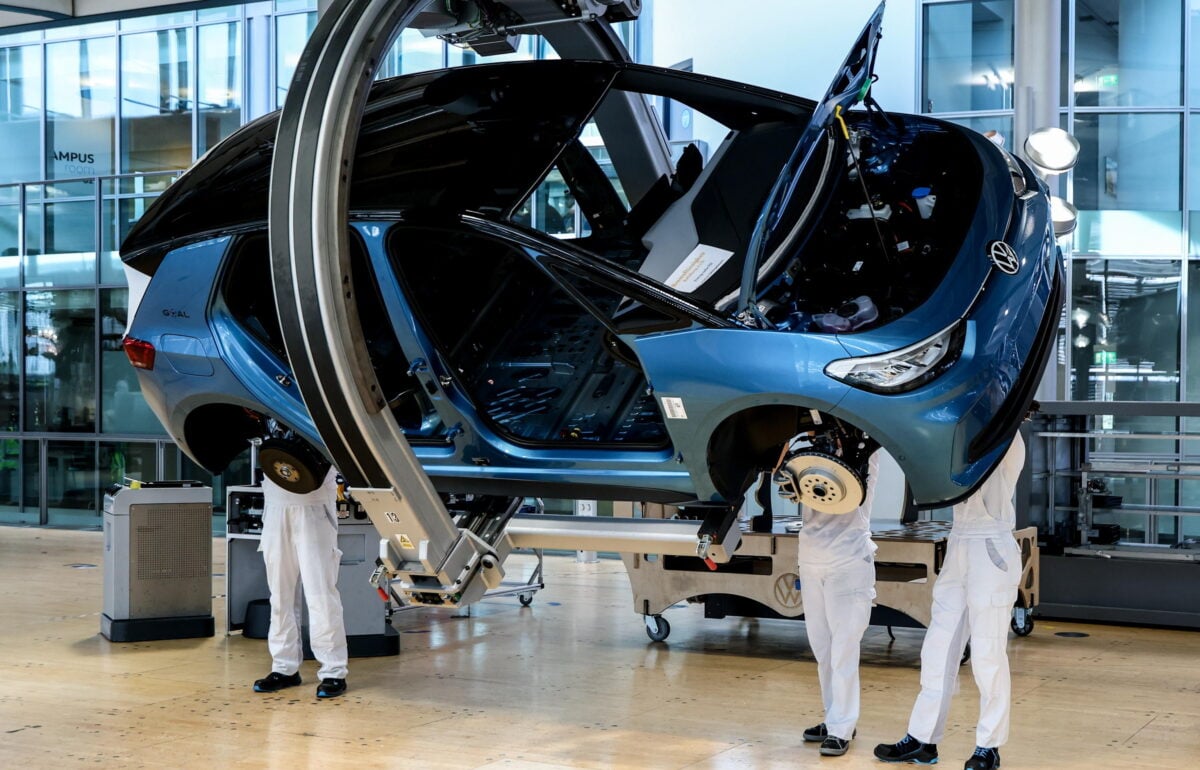 L’automotive distrutto dal green non si salverà come fabbrica di armi