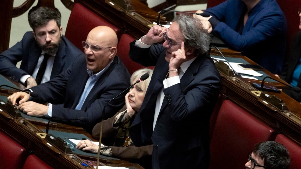 La legge elettorale va in Senato ma l’opposizione grida al golpe