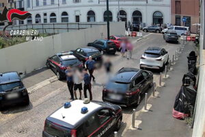Rapina in centro a Milano: l’arresto in diretta video
