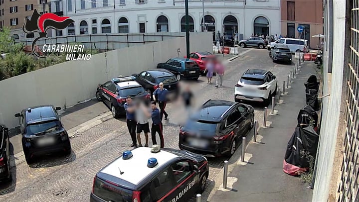 Rapina in centro a Milano: l’arresto in diretta video