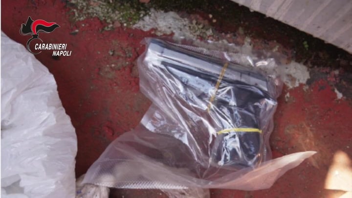 Torre Annunziata, i Carabinieri trovano bunker e armi della camorra