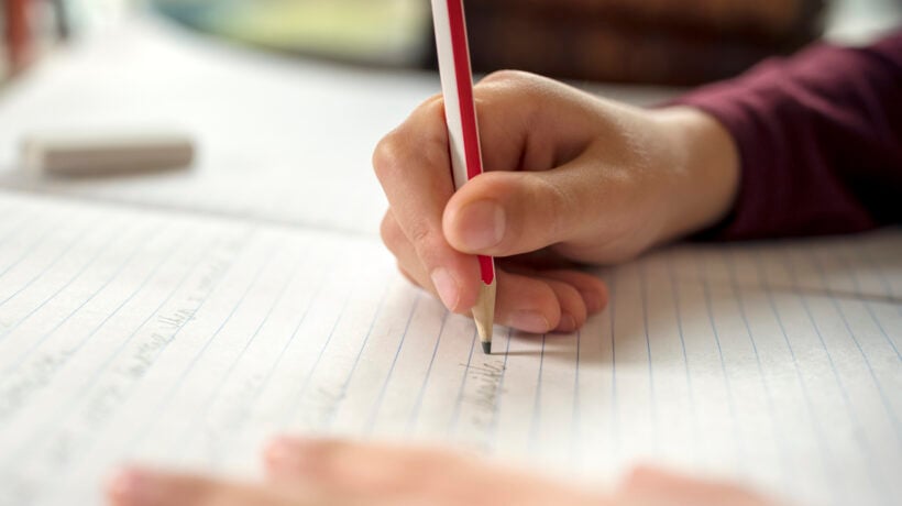 La scuola woke arriva anche nei compiti delle vacanze