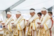 I lefebvriani consacrano i vescovi: ora è scisma, scomunica immediata