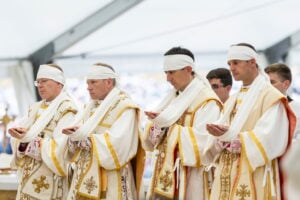 I lefebvriani consacrano i vescovi: ora è scisma, scomunica immediata