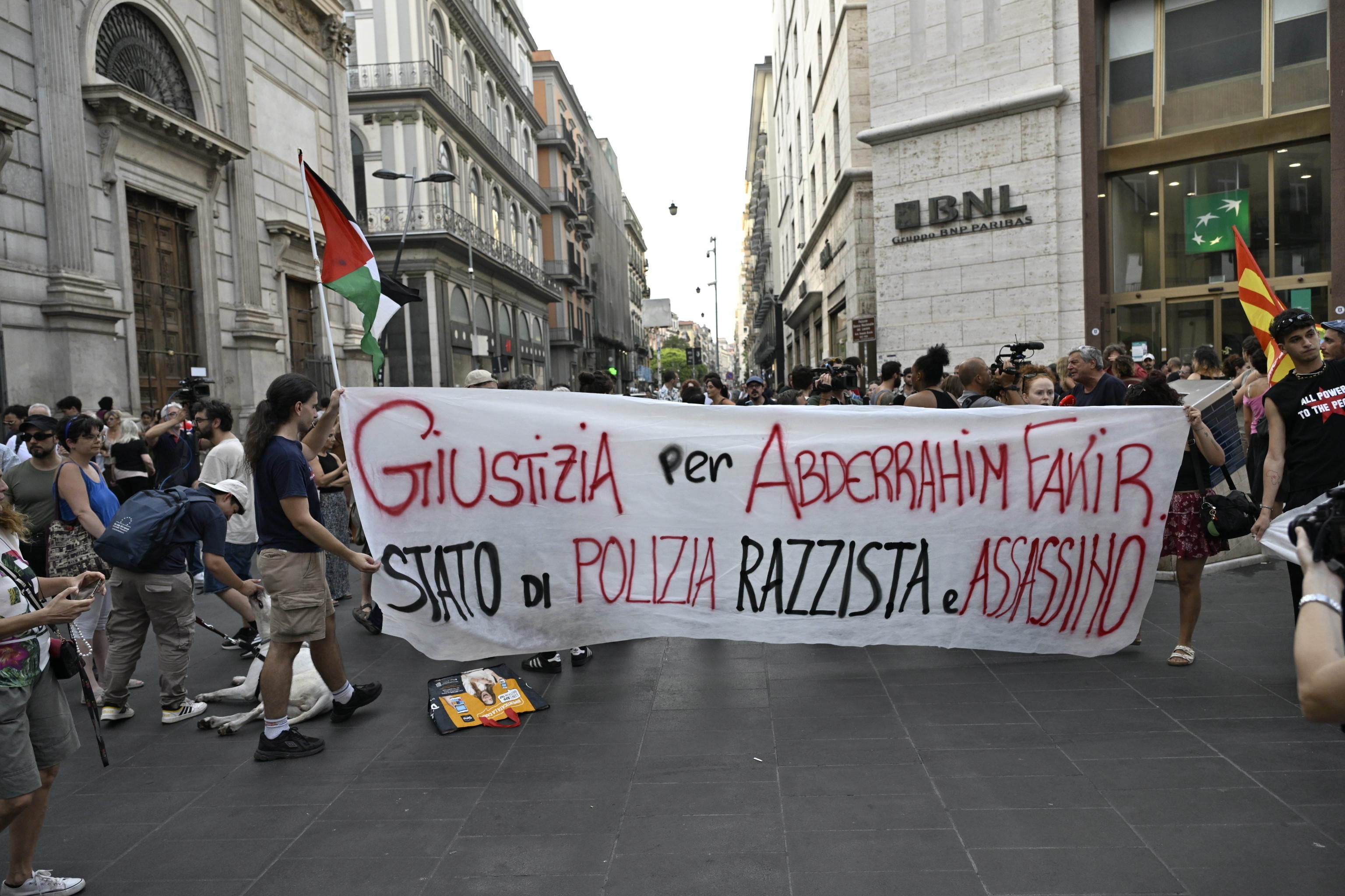 morte fakir nuovi cortei a napoli e firenze e spuntano le bandiere dei carc da Laverita.info morte fakir nuovi cortei a napoli e firenze e spuntano le bandiere dei carc