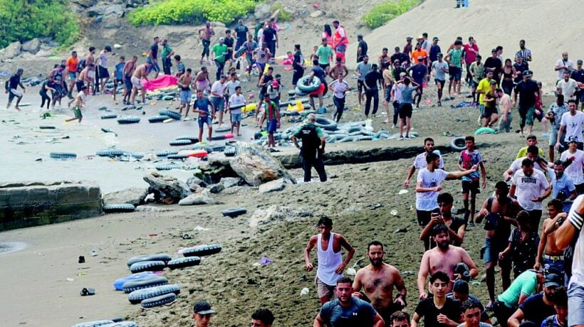A nuoto invadono la Spagna. Sánchez mobilita l’esercito. L’Italia: «Stop a Schengen»