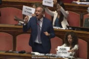 Delmastro, la Camera dice no ai pm e il M5s scatena il delirio al Senato