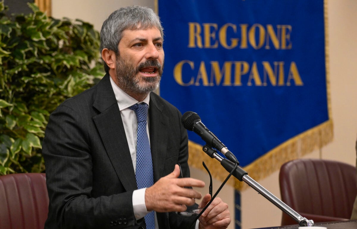 Roberto Fico si incorona «re delle sagre»