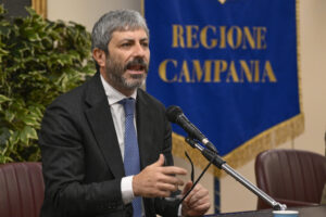 Roberto Fico si incorona «re delle sagre»