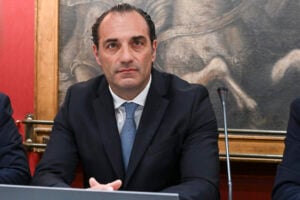 Filosa riporta i numeri in ordine: Stellantis torna a fare auto e utili