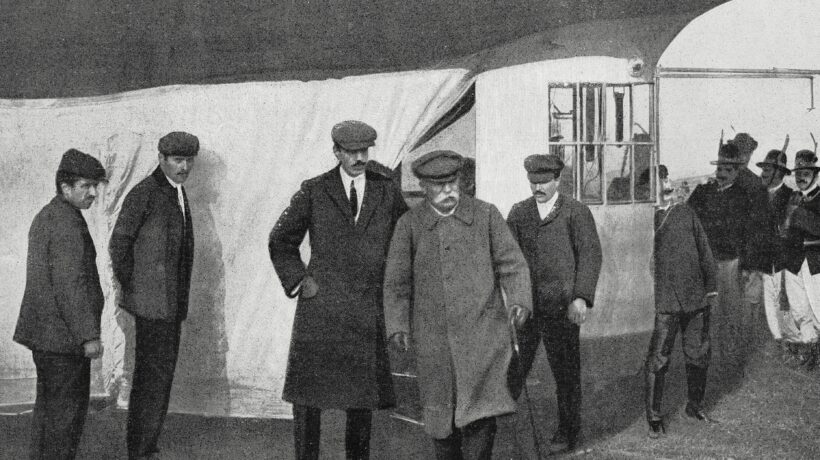 Forlanini (con i baffi bianchi) di fianco alla cabina del «Leonardo Da Vinci» (Getty Images)