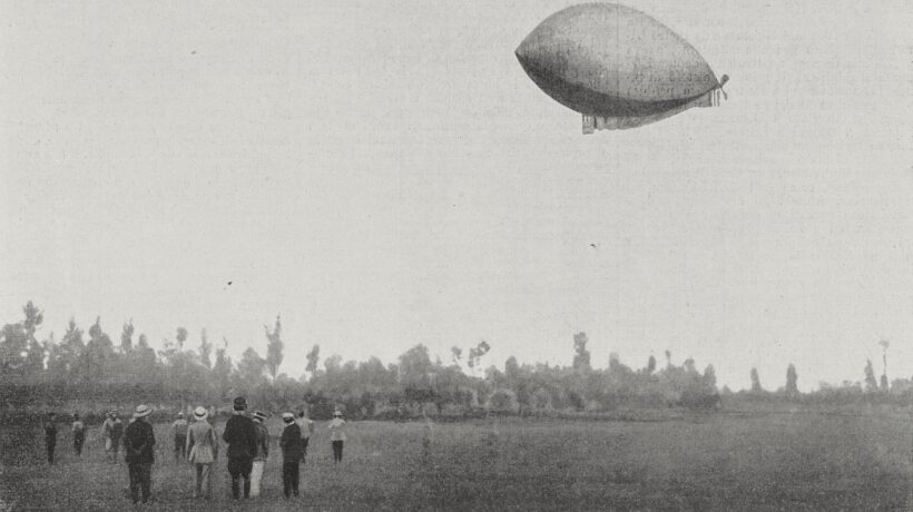 Il «Leonardo da Vinci» in volo sopra Crescenzago (Getty Images)
