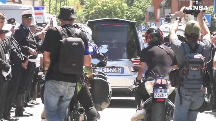 Milano rende omaggio a Francesco Imprezzabile, il vigile morto durante un inseguimento