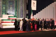 Inizia il lungo funerale di Khamenei. «Donald e Bibi si vedranno negli Usa»