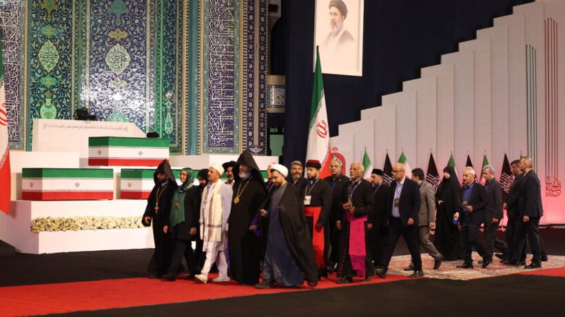 Inizia il lungo funerale di Khamenei. «Donald e Bibi si vedranno negli Usa»