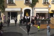 L’ultimo saluto a Peppino di Capri: bara in Piazzetta tra gli applausi