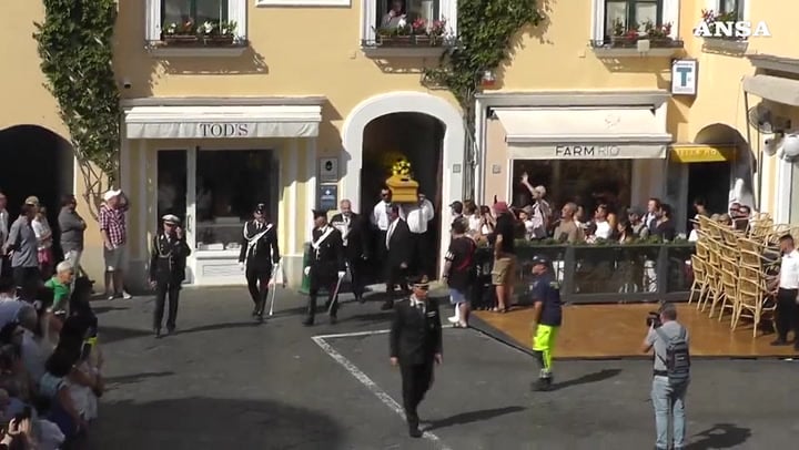 L’ultimo saluto a Peppino di Capri: bara in Piazzetta tra gli applausi