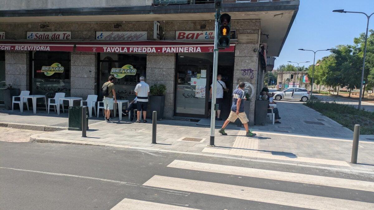 Gambiano dà 20 coltellate a un uomo a caso