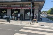 Gambiano dà 20 coltellate a un uomo a caso
