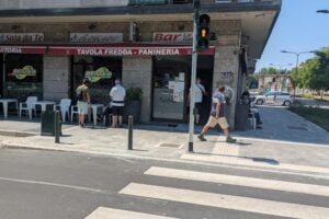 Gambiano dà 20 coltellate a un uomo a caso