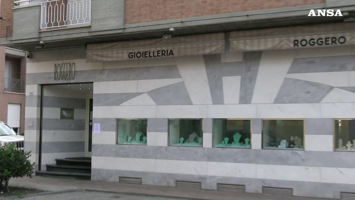 Riapre la gioielleria di Mario Roggero: «Nessuna dichiarazione»
