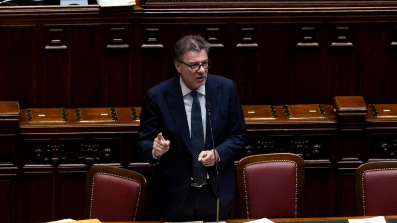 Giorgetti dà la priorità alla benzina: «Accise mobili contro i rincari»
