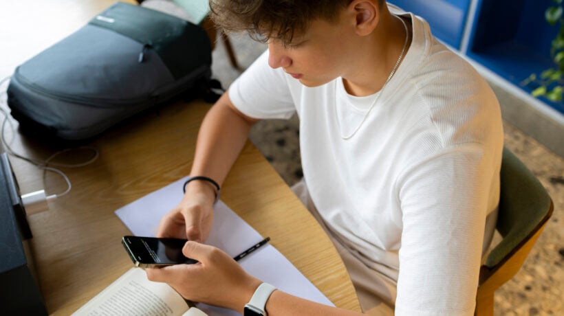 «Più scuola e famiglia per salvare i ragazzi dal lato oscuro e nascosto di IA, social e Web»