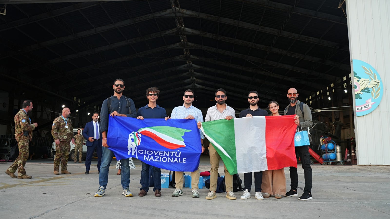 Delegazione italiana consegna aiuti umanitari a Beirut, con presenza di ambasciatore e militari UNIFIL