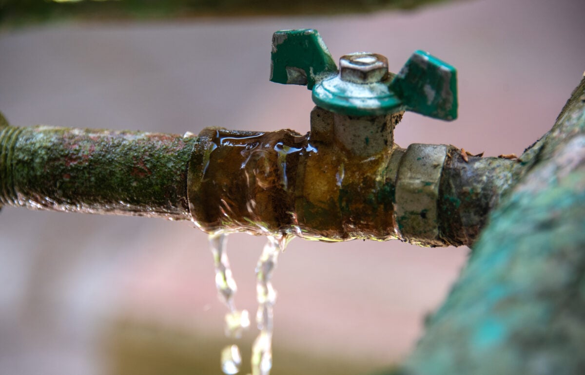 Ma quali clima impazzito e siccità… Buttiamo il 42% dell’acqua potabile