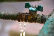 Ma quali clima impazzito e siccità… Buttiamo il 42% dell’acqua potabile