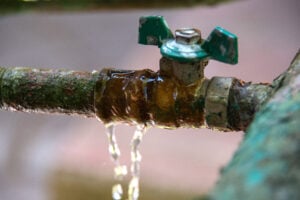 Ma quali clima impazzito e siccità… Buttiamo il 42% dell’acqua potabile