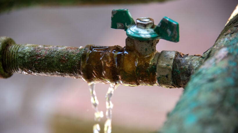 Ma quali clima impazzito e siccità… Buttiamo il 42% dell’acqua potabile