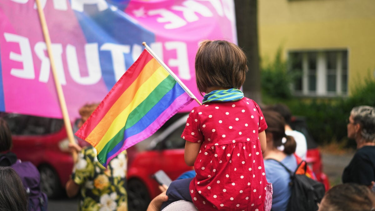 La marcia indietro dei pediatri italiani: salta la guida Lgbt per i baby pazienti