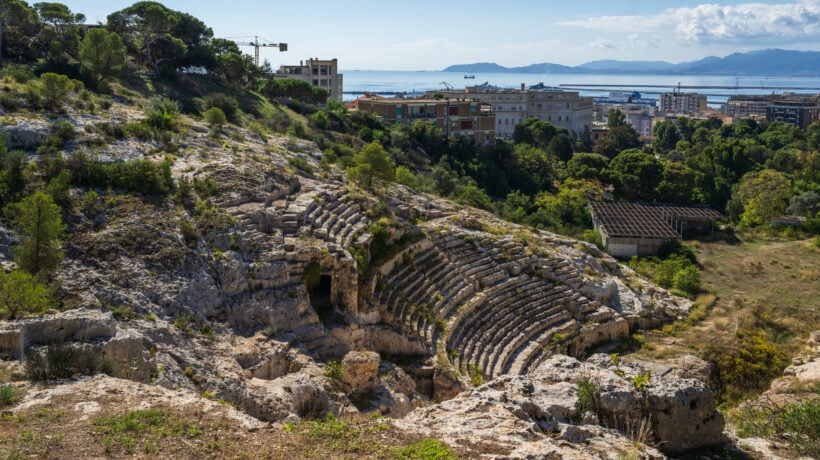 Cagliari risplende dalle sue fondamenta: una «millefoglie» di calcare e storia