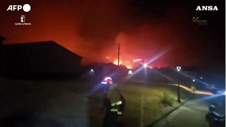 Maxi incendio vicino a Madrid: 1.200 evacuati, 26 mila ettari in fumo