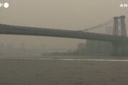 Il fumo degli incendi in Canada oscura lo skyline di New York