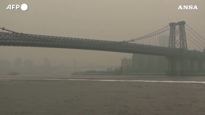 Il fumo degli incendi in Canada oscura lo skyline di New York