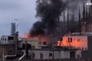 Milano, incendio vicino al Duomo: fiamme sul tetto di un palazzo