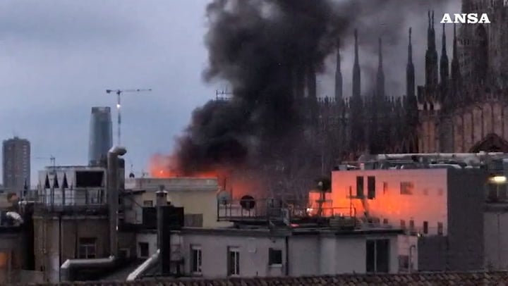 Milano, incendio vicino al Duomo: fiamme sul tetto di un palazzo