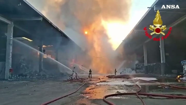 Domato l’incendio in un impianto di rifiuti nel Milanese: un intossicato