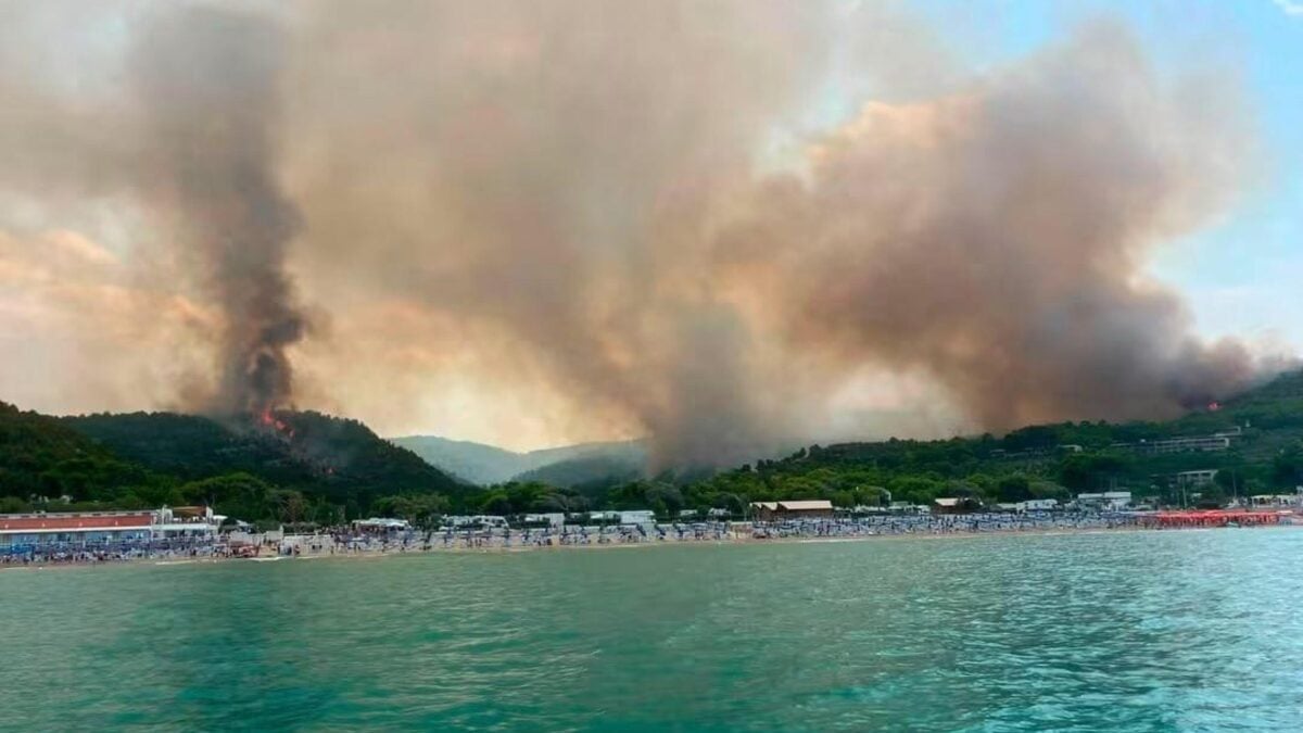 Incendio sul Gargano, Canadair a Peschici