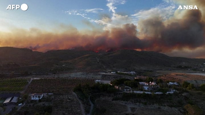 Spagna, le immagini dall’alto del maxi incendio che ha devastato Almeria