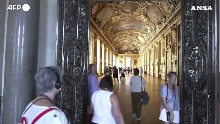 Louvre, riapre la Galerie d’Apollon dopo il furto dei gioielli