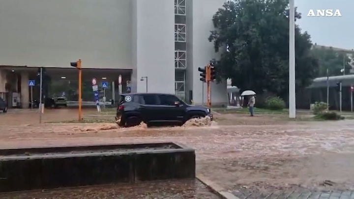 Maltempo a Perugia, strade allagate e traffico in tilt a Fontivegge