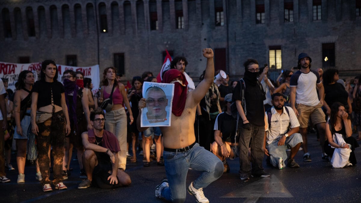 La sinistra scende in piazza in difesa di un pregiudicato e lancia bombe sulle divise